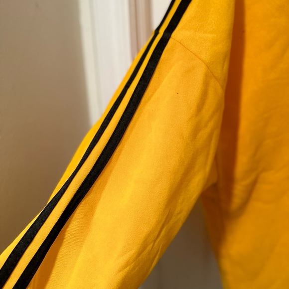 This is a matching yellow and black hoodie and sweat set, the size is 3x! - Picture 4 of 6